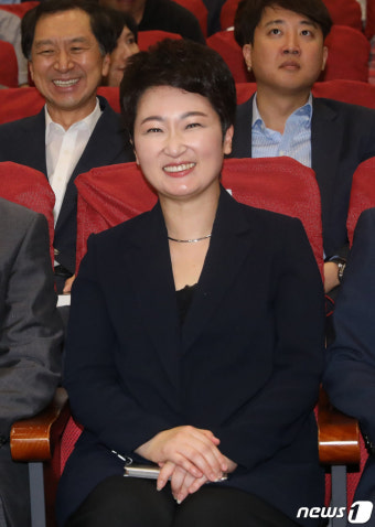 환하게 웃는 이언주 의원