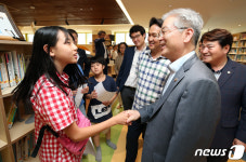 김용삼 차관, 오산고현초 꿈키움 도서관 방문