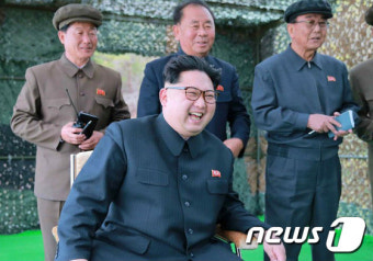 北김정은, 새로 건조한 잠수함 시찰…