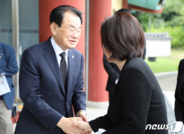 심상정 대표와 악수하는 김후식 5·18민주화운동부상자회 회장