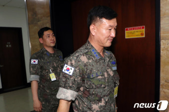 안규백 국방위원장에게 보고 합참 관계자들