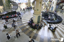 폭염에 붐비는 지하상가