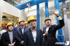 경인양행 생산시설 살펴보는 이해찬 대표