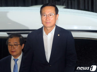 '패스트트랙 소환' 경찰 출석하는 홍영표