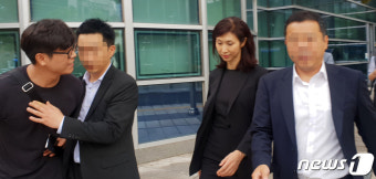 노소영 관장, 최태원 회장과 이혼소송 변론기일에 직접 출석
