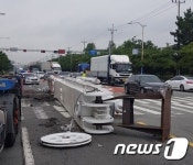 부산 녹산공단 도로서 트레일러 크레인붐 추락…주변 차량 파손