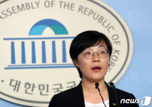 논평하는 오현주 정의당 대변인