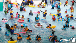 북적이는 실내수영장