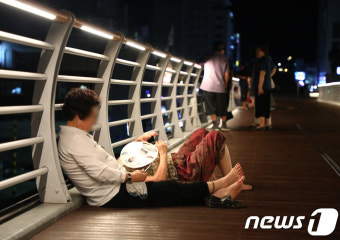 강릉 열대야 열흘째...더위 피하는 시민