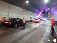 속리산터널서 ‘중앙선 침범’ 교통사고…4명 부상