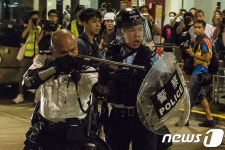 시위대 조준하는 홍콩 진압경찰