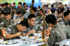 주민 사랑 담은 자장면 먹는 군장병