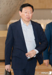 굳은 표정으로 출국하는 신동빈 롯데그룹 회장
