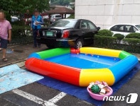 ‘물놀이 중 날벼락’...80대 몰던車 어린이 풀장 돌진(종합2보)