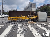 제주 서귀포서 6중 충돌사고…카고크레인 전도·5명 부상