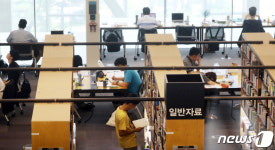 휴가철 맞아 도서관 인기