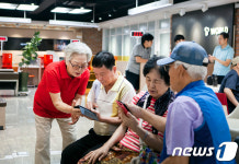 어르신 스마트폰 강사에게 스마트폰 사용법 배우세요