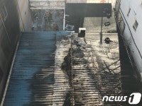 부산 전포역 인근 자동차 썬팅업체 화재…승용차 2대 피해