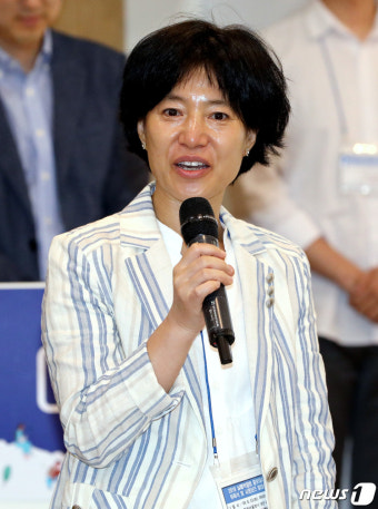 인사말 하는 박은정 교수