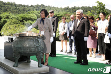 국립서울현충원 찾은 국외 거주 독립유공자 후손