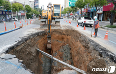 긴급 복구하는 대전 도마동 상수도관