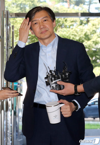 '머리 넘기는 조국 법무부 장관 후보자'