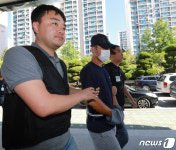 법원에 들어서는 부천 모텔 살해 용의자