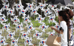DGB대구은행, 광복절 앞두고 본점 앞 태극기 바람개비 600개 설치