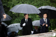 이시영 선생 묘역 오르는 이낙연 총리