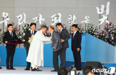 문재인 대통령, 백운호씨에게 대통령 표창 수여