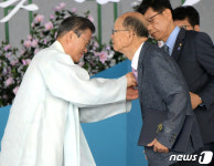 문재인 대통령, 백운호 씨에게 대통령 표창