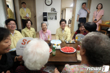 폭염대응 위해 경로당 찾은 조명래 장관