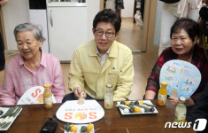 조명래 장관 다함께 부채들고