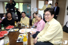 경로당 방문해 의견 청취하는 조명래 장관