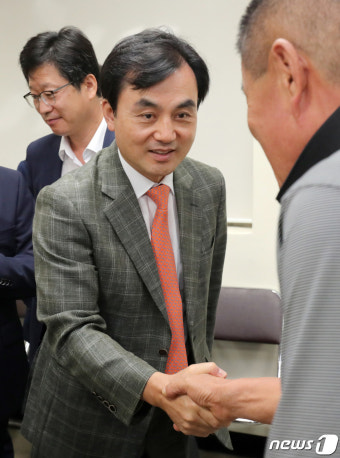완주 이서면 항공소음 피해 주민 만나는 안규백 국방위원장