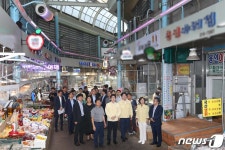 수원시 구 매탄시장 폭염대응시설 점검하는 조명래 장관