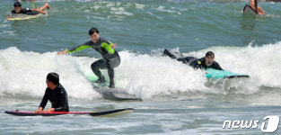 폭염 잊은 서퍼들