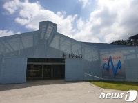 철골 그대로 드러난 전시장…알고 보니 진짜 공장이었다