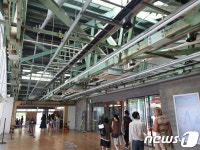 철골 그대로 드러난 전시장…알고 보니 진짜 공장이었다