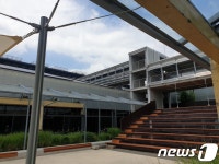 철골 그대로 드러난 전시장…알고 보니 진짜 공장이었다