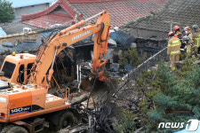 3명 사망한 전주 여인숙 화재, 추가 수색하는 소방관들