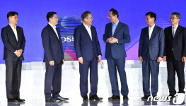 녹십초알로에 효성중앙지사 | 효성 전주공장에서 송하진 도지사와 이야기 하는 문재인 대통령
