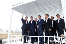 효성 공장 증설 예정지 살펴보는 문 대통령