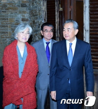 오늘 베이징서 한일외교장관회담…강경화-고노 '재담판'(종합)
