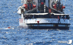 구호선에서 뛰어내리는 아프리카 난민들