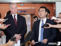 스티브 비건과 나란히 선 이도훈 본부장