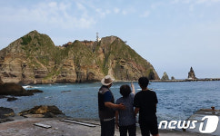 고 김성도씨 부인 김신열씨 독도로 돌아와…이장직 승계 