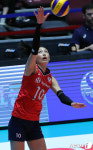 서브하는 김연경