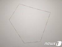 공간을 가로지른 실이 만들어낸 공간의 조각들
