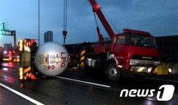 서울외곽순환도로서 LPG 실은 25톤 트럭 화재…출근길 체증 